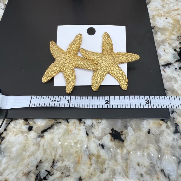 NWT Gold Starfish Ocean Stud Earrings - Picture 3 of 4